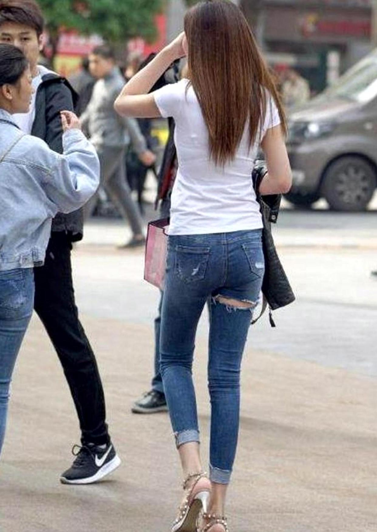 月薪只"两千"的妹纸怎么穿气质?破洞裤 t恤你是穿搭小白也时髦